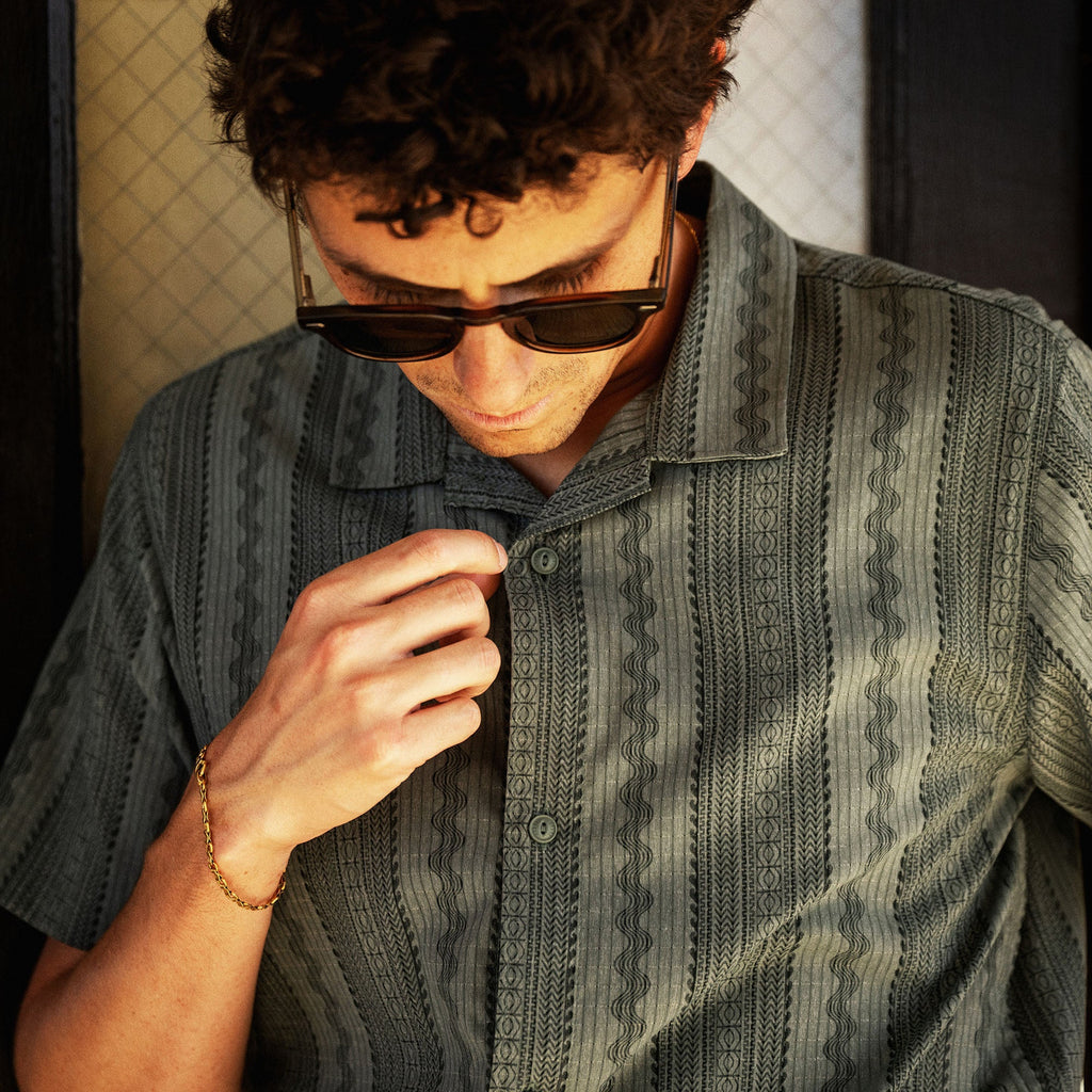 Bless Up Trail Button Up Shirt von Sage Grün Stripe