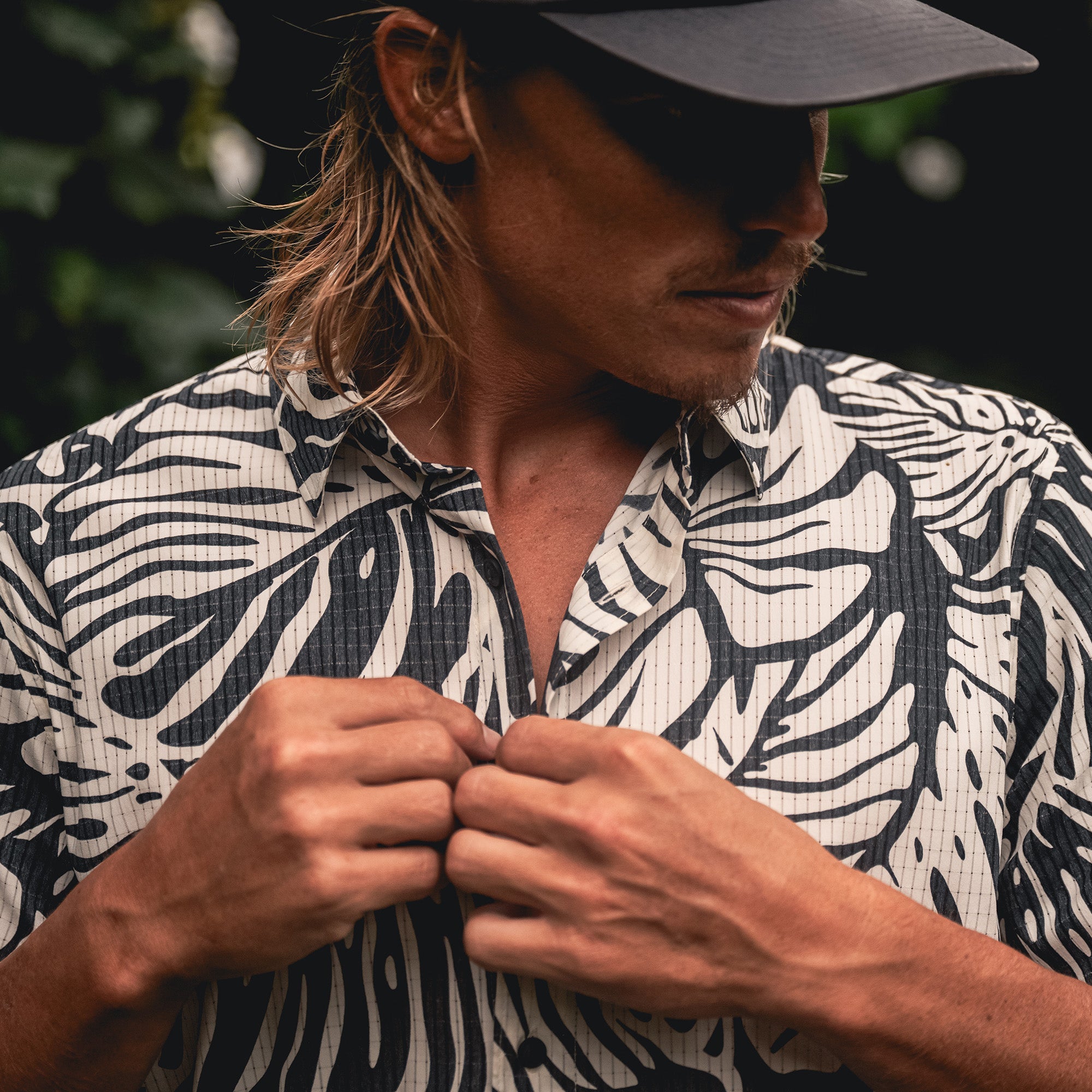 Bless Up Atmungsaktives Stretch-Shirt - Schwarz Monstera (Deutsche Ausgabe)