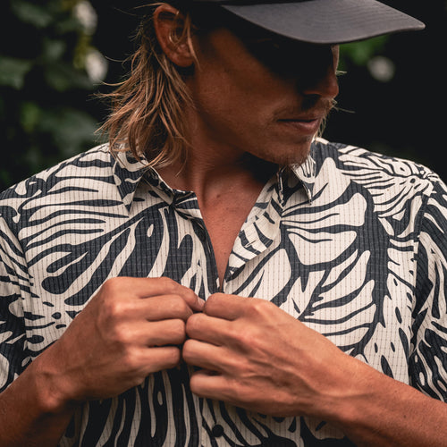 Bless Up Atmungsaktives Stretch-Shirt - Schwarz Monstera (Deutsche Ausgabe)