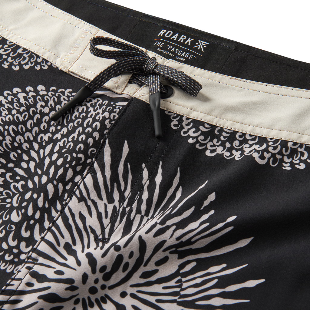 Passage 18,5' Boardshorts - Schwarze Florale