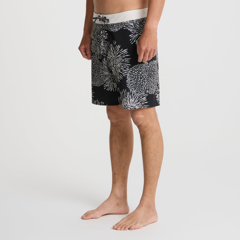 Passage 18,5' Boardshorts - Schwarze Florale