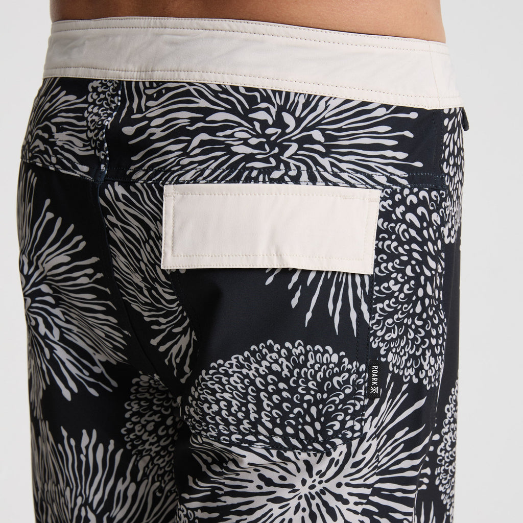 Passage 18,5' Boardshorts - Schwarze Florale