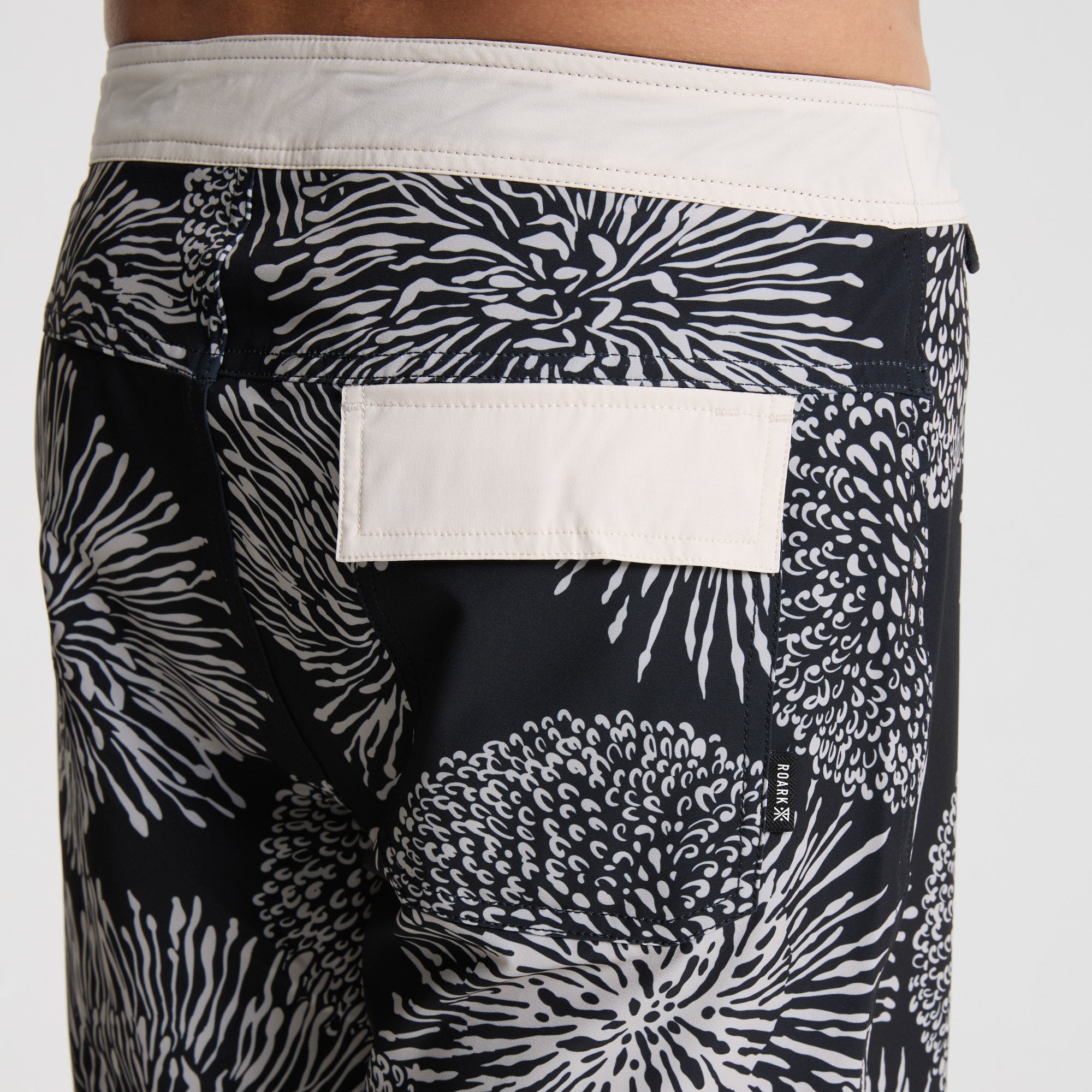 Passage 18,5' Boardshorts - Schwarze Florale