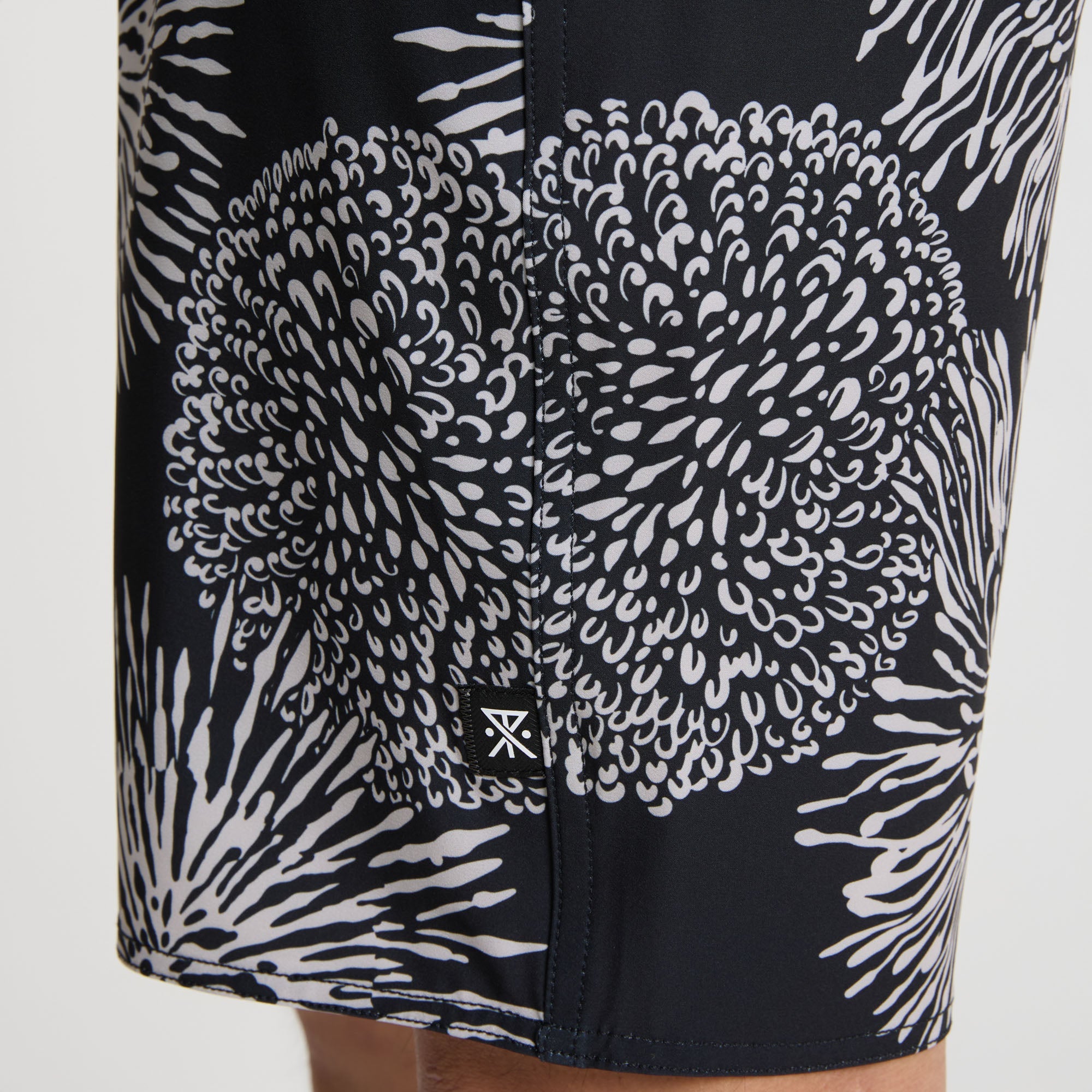 Passage 18,5' Boardshorts - Schwarze Florale