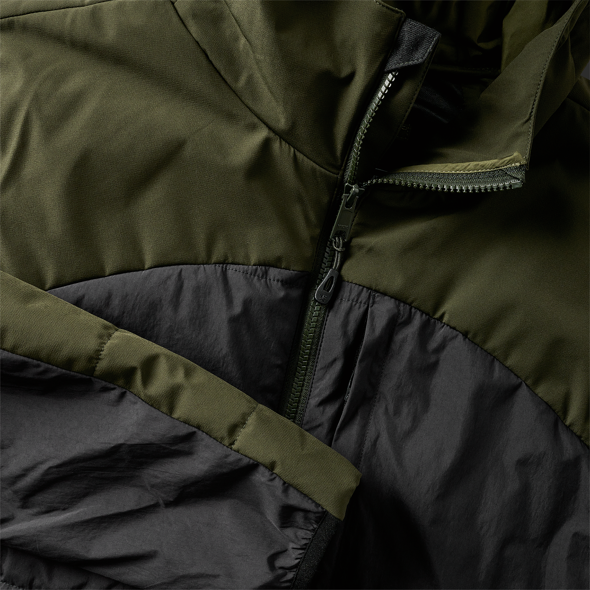 Layover Jacke - Dark Military (Deutsche Ausgabe)