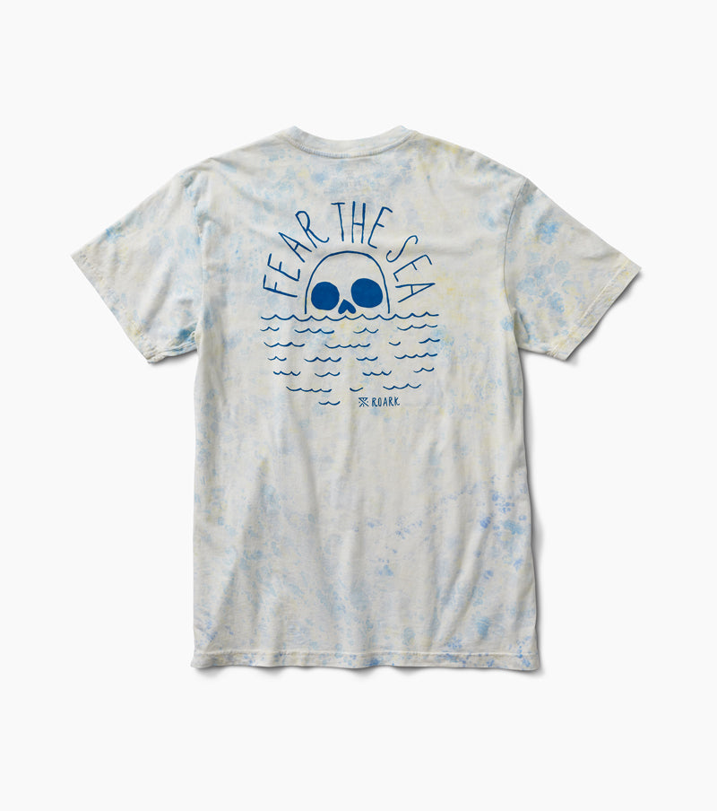 Fear The Sea Tie Dye Premium-T-Shirt - Dusty Blau (Deutsche Ausgabe)