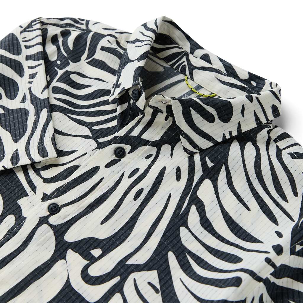 Bless Up Atmungsaktives Stretch-Shirt - Schwarz Monstera (Deutsche Ausgabe)