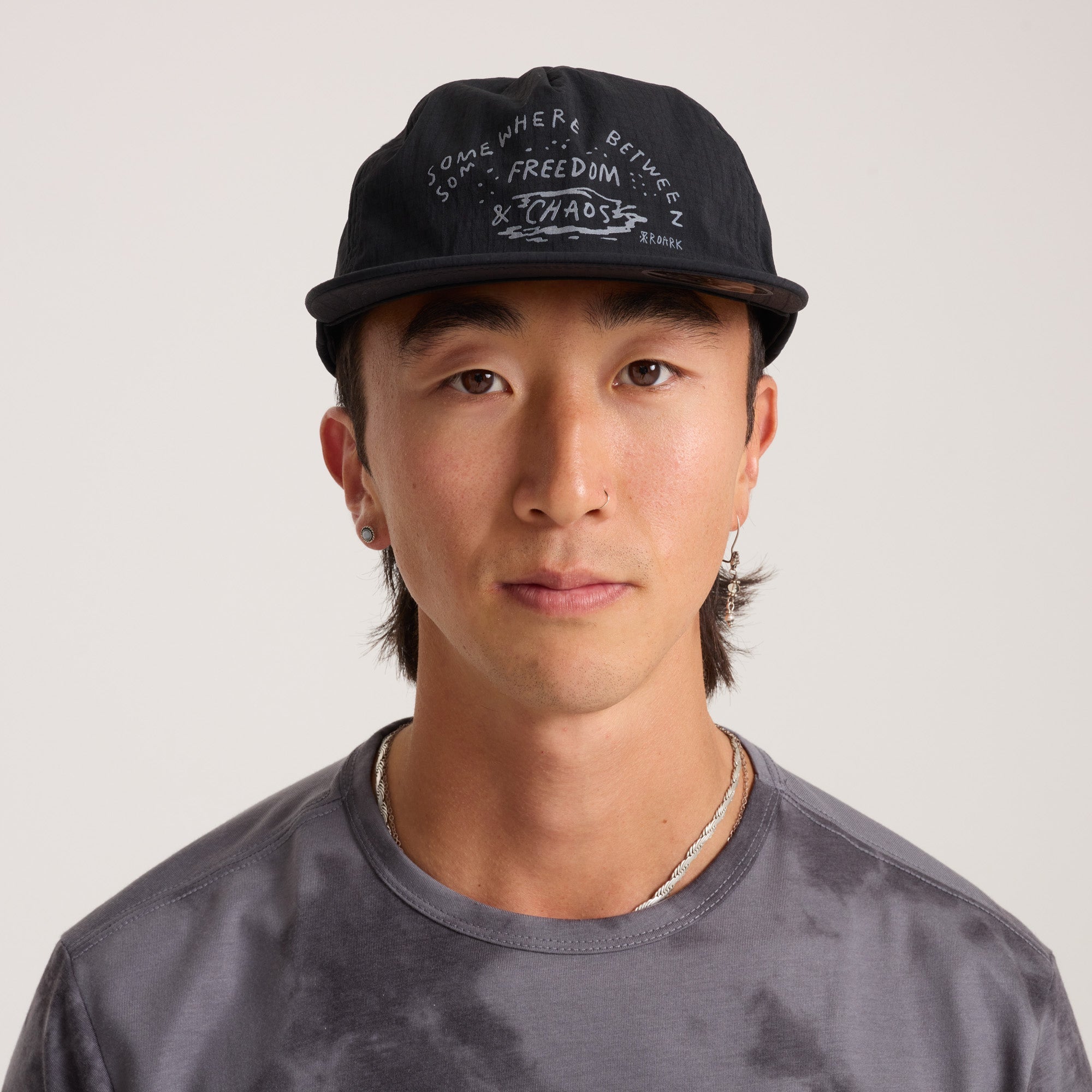Mathis 5 Panel Strapback Hat - Chaos Schwarz