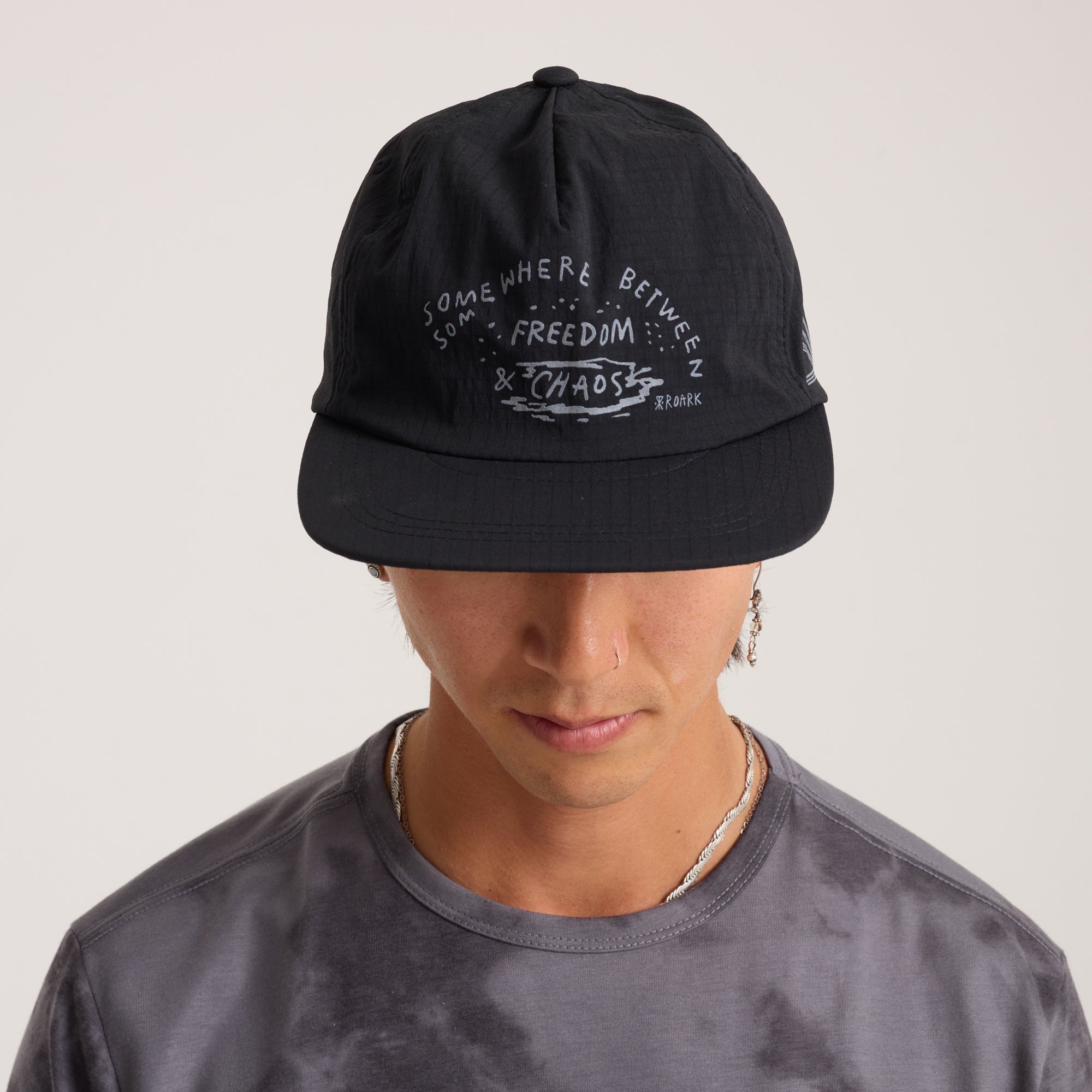 Mathis 5 Panel Strapback Hat - Chaos Schwarz