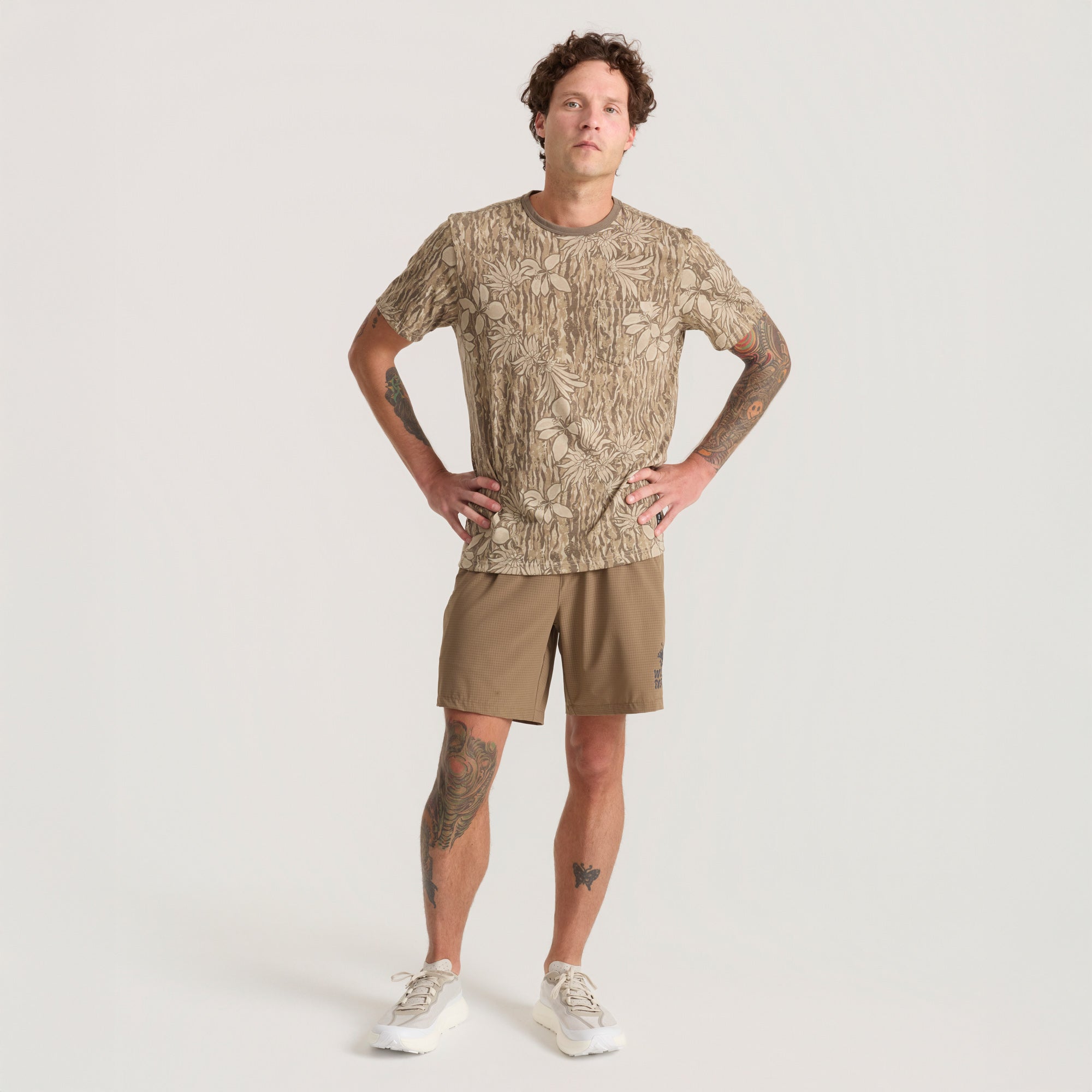 Mathis Active Tie Dye Pocket Kurzarm Tee — Khaki Tie Dye