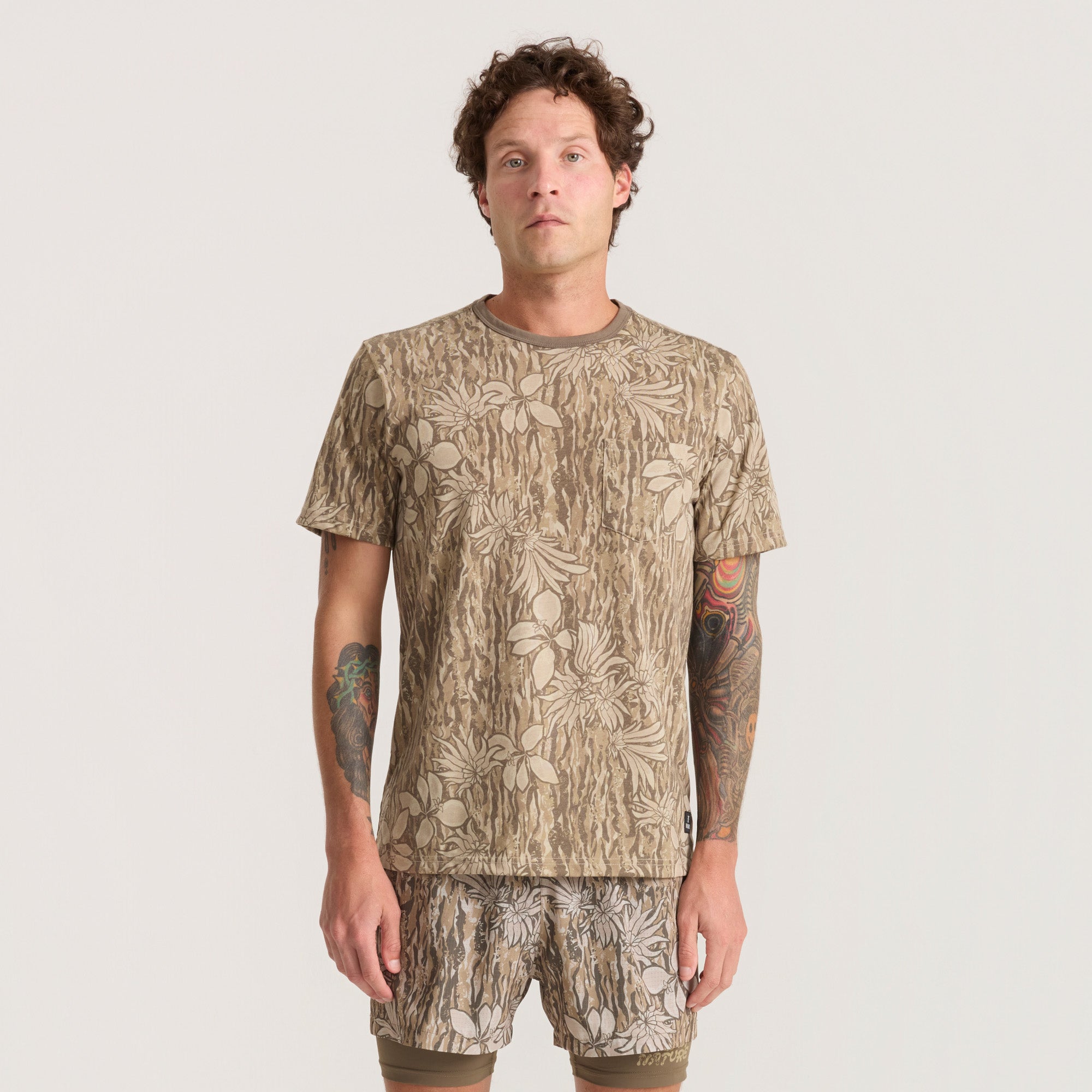 Mathis Active Tie Dye Pocket Kurzarm Tee — Khaki Tie Dye