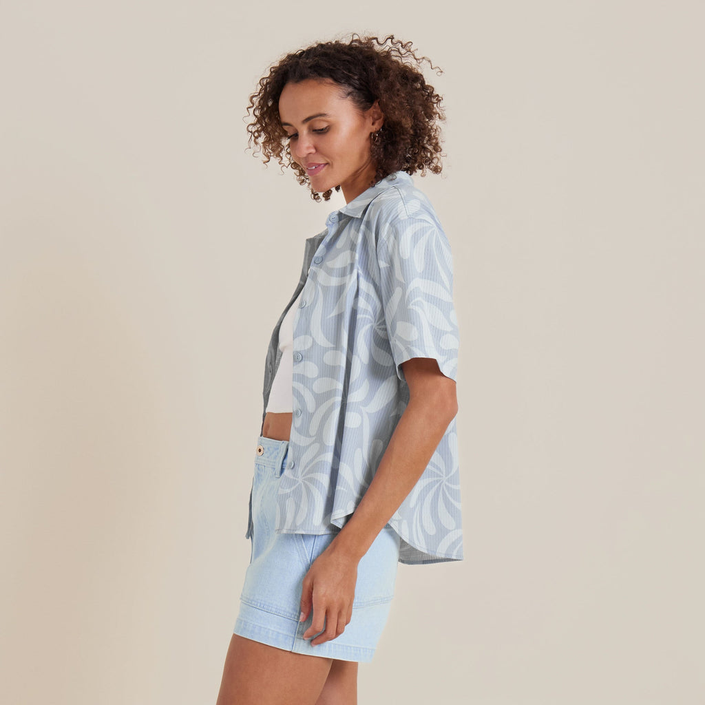 Bless Up Atmungsaktives Stretch-Shirt - Dusty Sky (Deutsche Ausgabe)