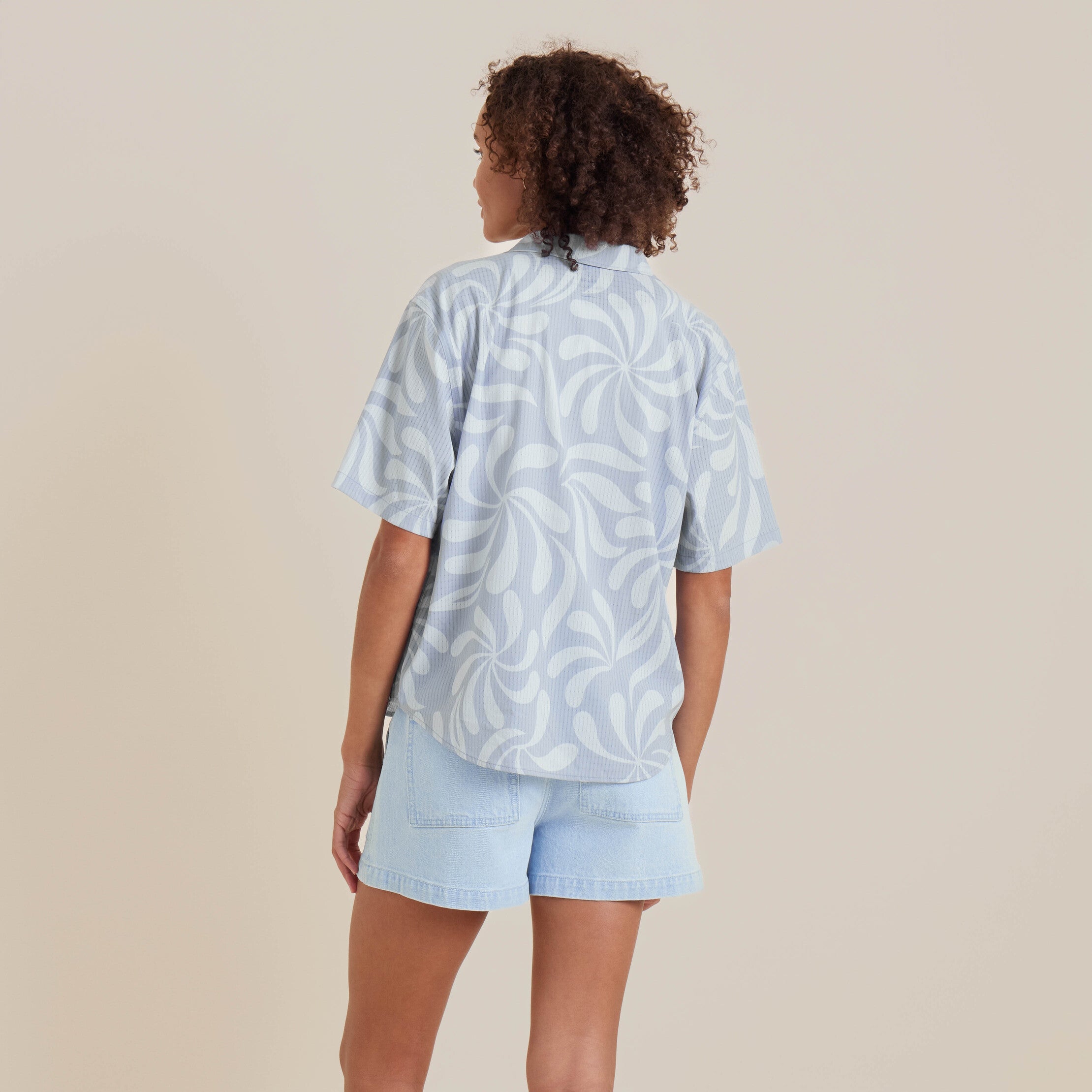 Bless Up Atmungsaktives Stretch-Shirt - Dusty Sky (Deutsche Ausgabe)