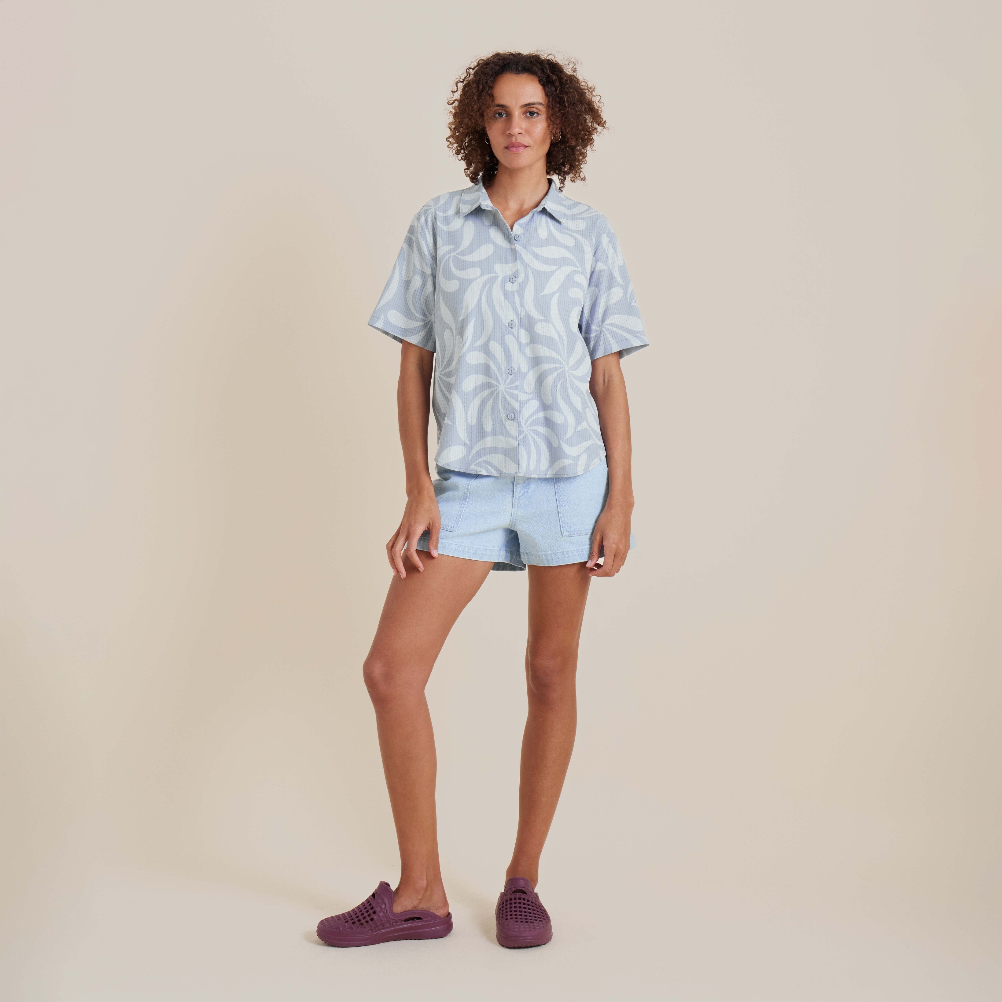 Bless Up Atmungsaktives Stretch-Shirt - Dusty Sky (Deutsche Ausgabe)