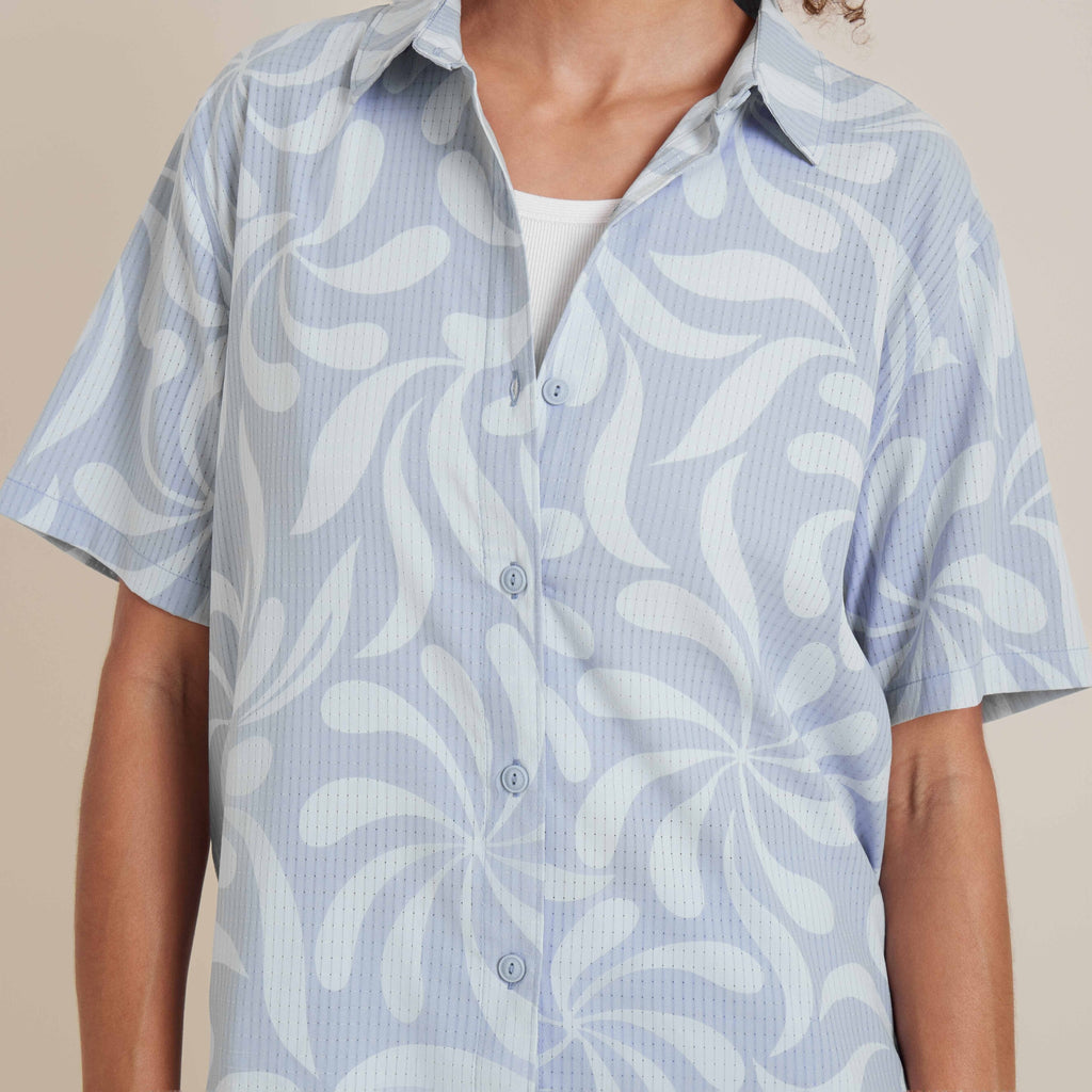 Bless Up Atmungsaktives Stretch-Shirt - Dusty Sky (Deutsche Ausgabe)