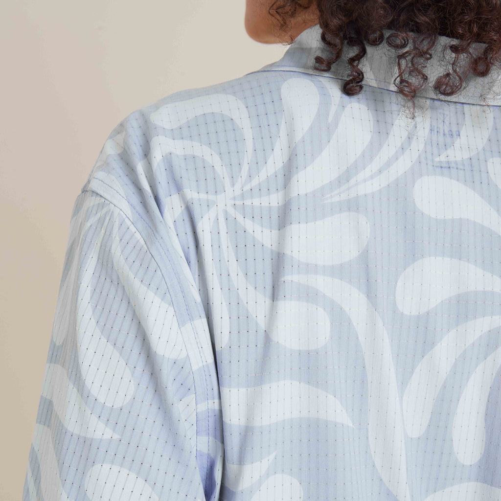 Bless Up Atmungsaktives Stretch-Shirt - Dusty Sky (Deutsche Ausgabe)