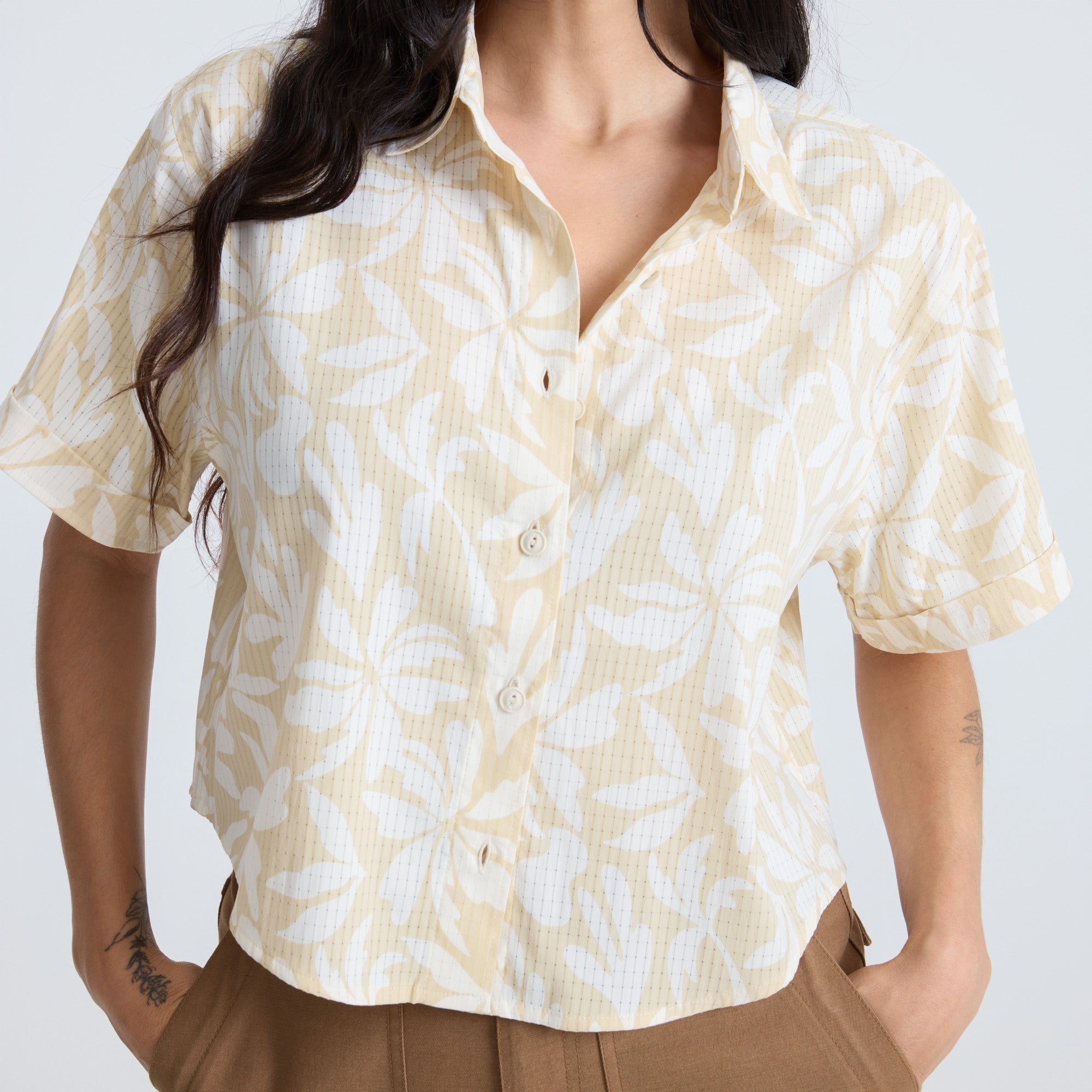 Bless Up Kurz geschnitten Button Up Shirt - Sand